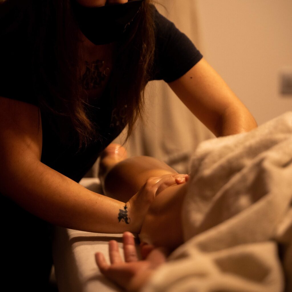 Terapeuta realizando un masaje relajante con aceites naturales en ROC Nature, Barcelona.